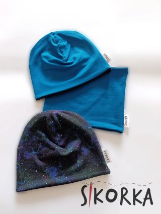 Ten petrolej to je taková nádhera a ještě v kombinaci s černou uvnitř. 😍 Kdo ji chce taky? 🤗❤️ 👉🏻 Čepice se šíji na vámi...